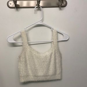 Fuzzy white crop top (XS)